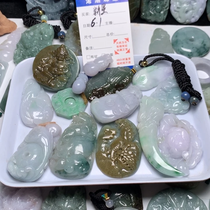 翡翠未镶嵌颈饰新*貔貅，黄财，虎牌龙牙，花件多个