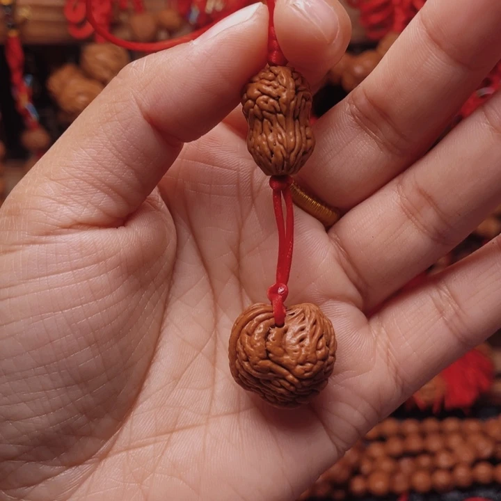 木质类龙纹桃枭挂件