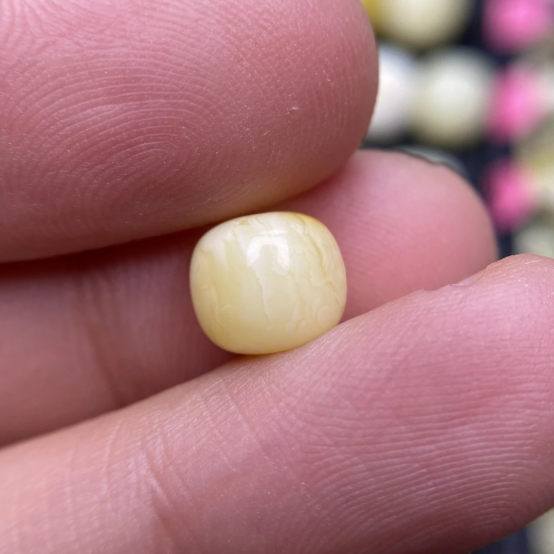 蜜蜡老型配饰8.4×7.4mm，飘花，品质好，保天然无优化杂裂，