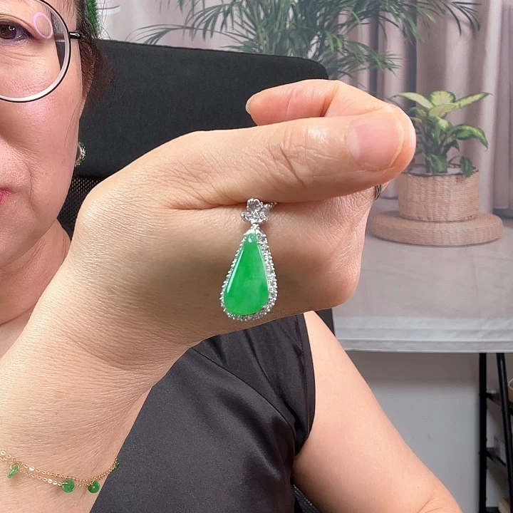 翡翠颈饰18K金镶嵌福瓜