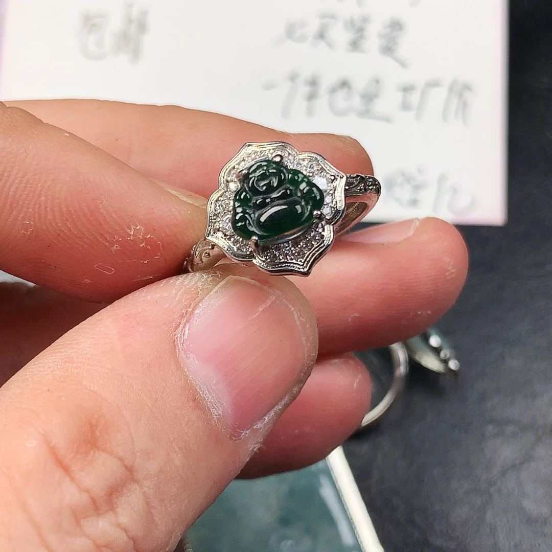 翡翠未镶嵌颈饰佛公戒指