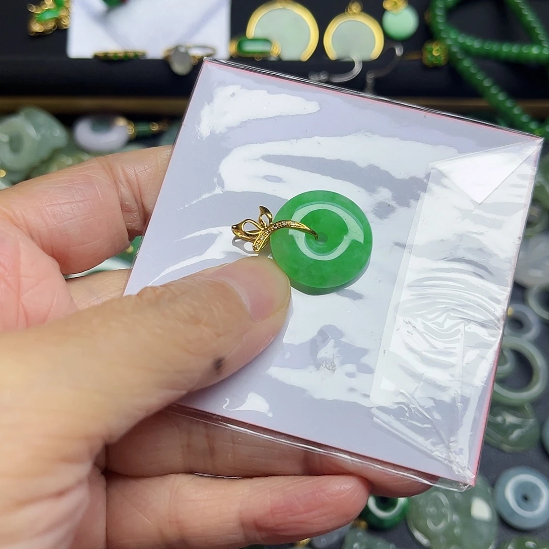 翡翠18K金镶嵌颈饰