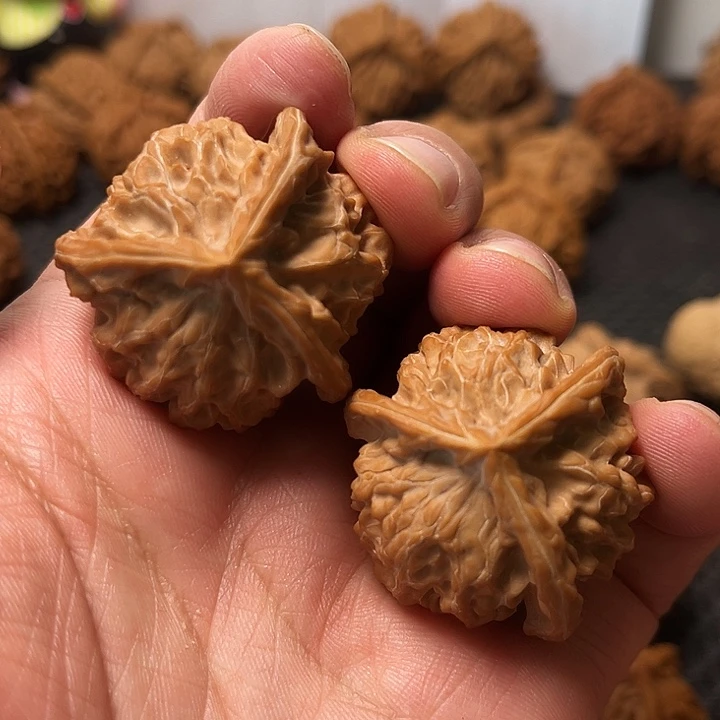 咯***噔把件文玩核桃盘山三棱核桃