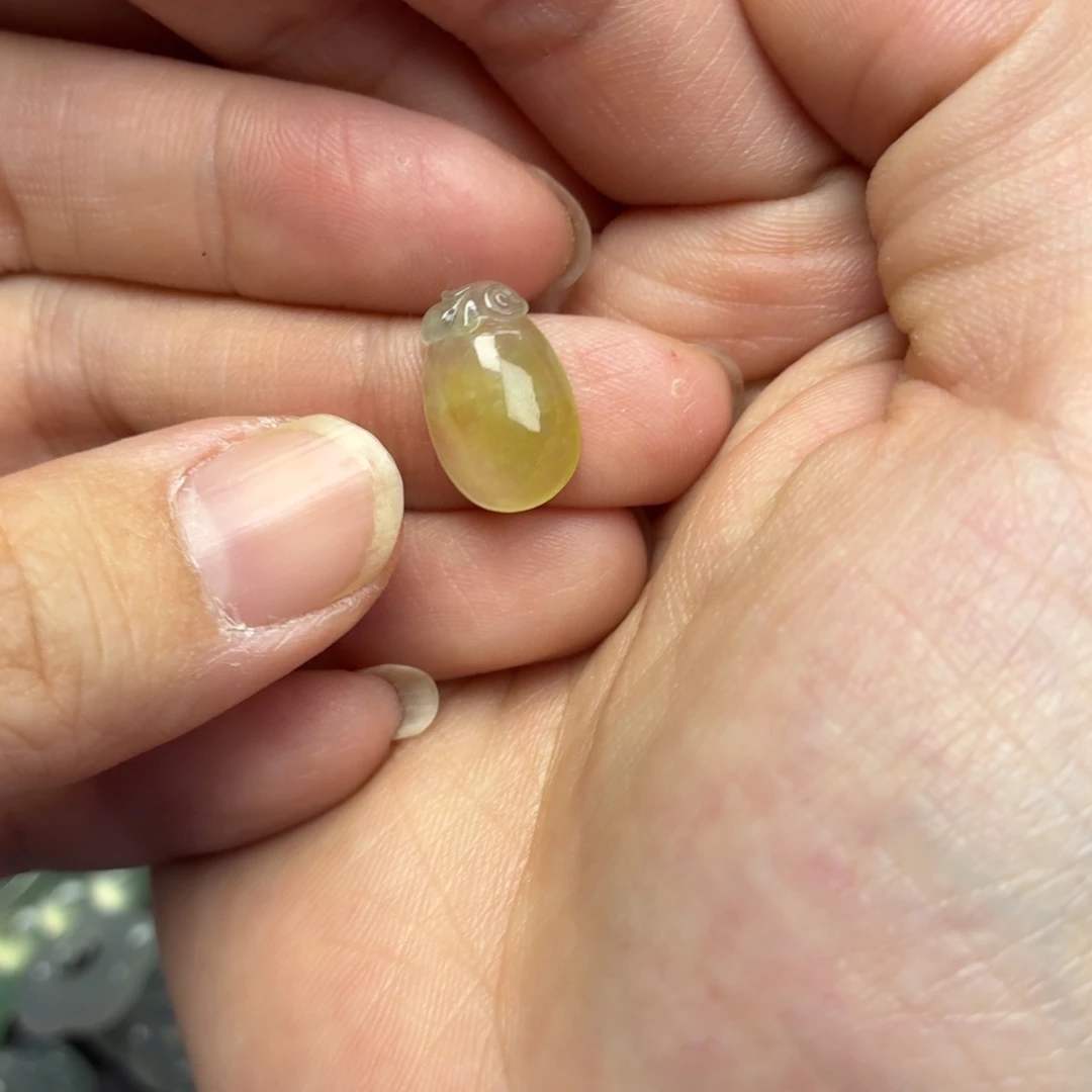 翡翠未镶嵌颈饰冰糖黄瓜