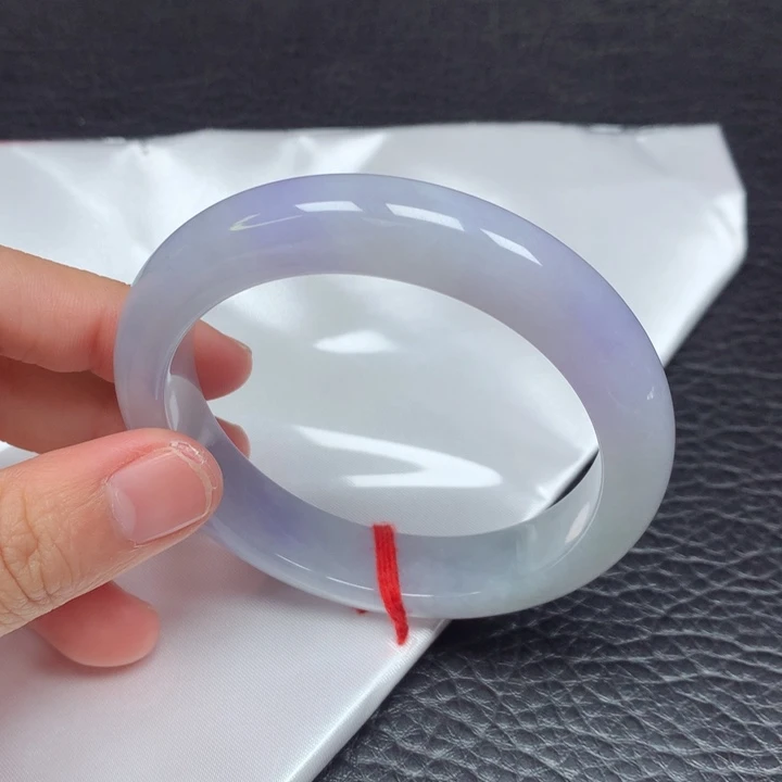 翡翠手镯未镶嵌37。