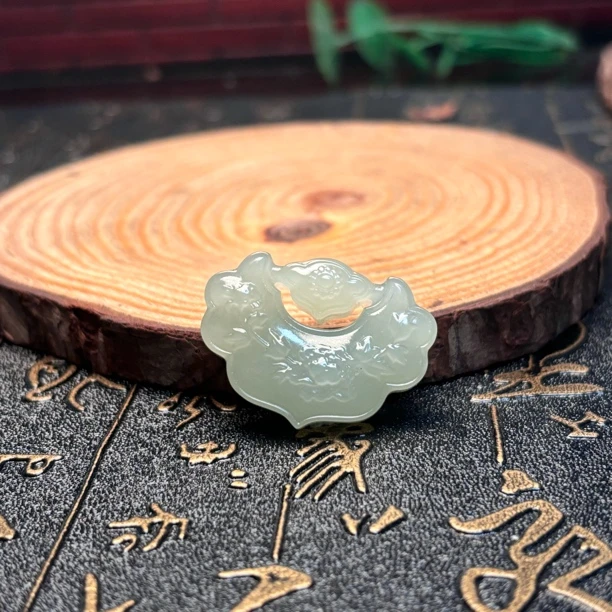 天然和田玉手工雕刻女款如意百搭锁平安锁如意锁长32宽24厚10