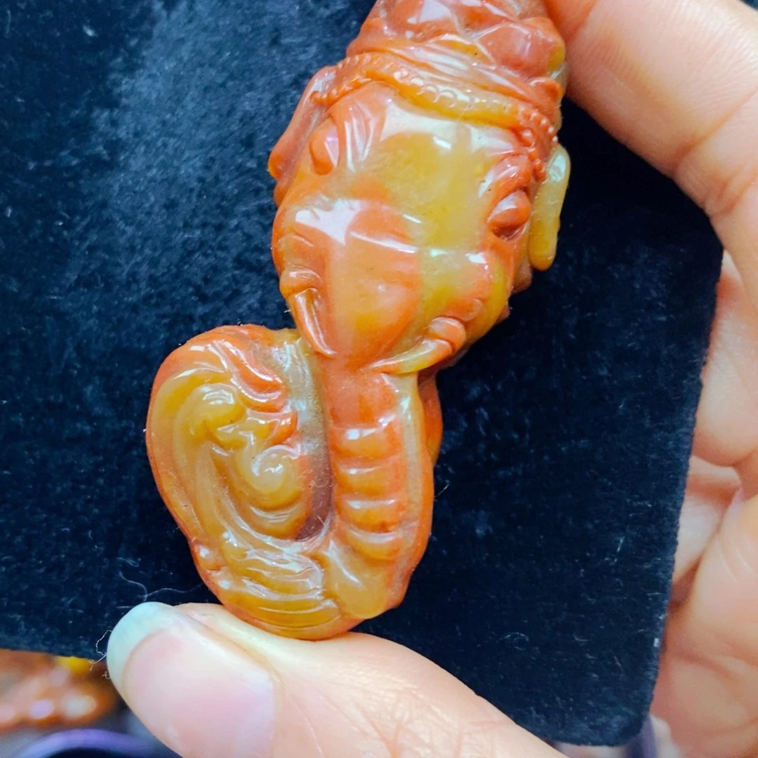 未镶嵌石英质玉（黄龙玉）颈饰