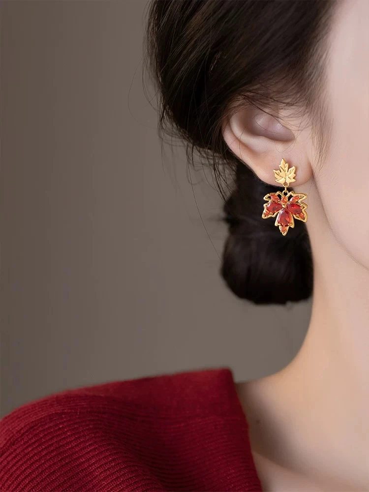 铜合金耳饰 2025款新款红色枫叶耳钉女时尚复古高级感轻奢耳环