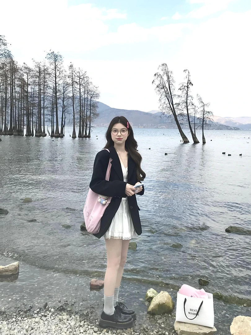 2025春夏韩系穿搭黑色西装外套女搭配蕾丝边内搭半身短裙三件套潮