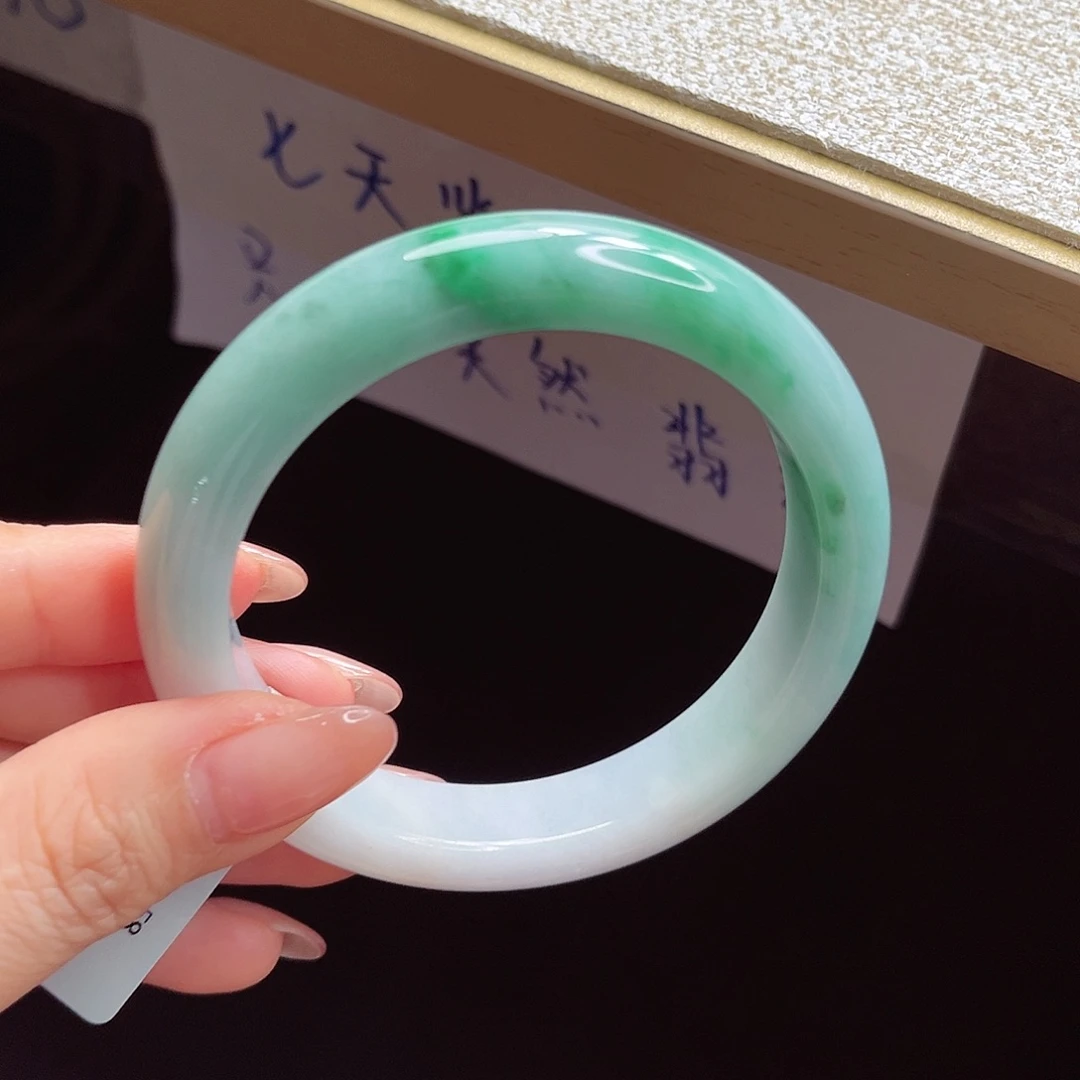 翡翠手镯未镶嵌手镯