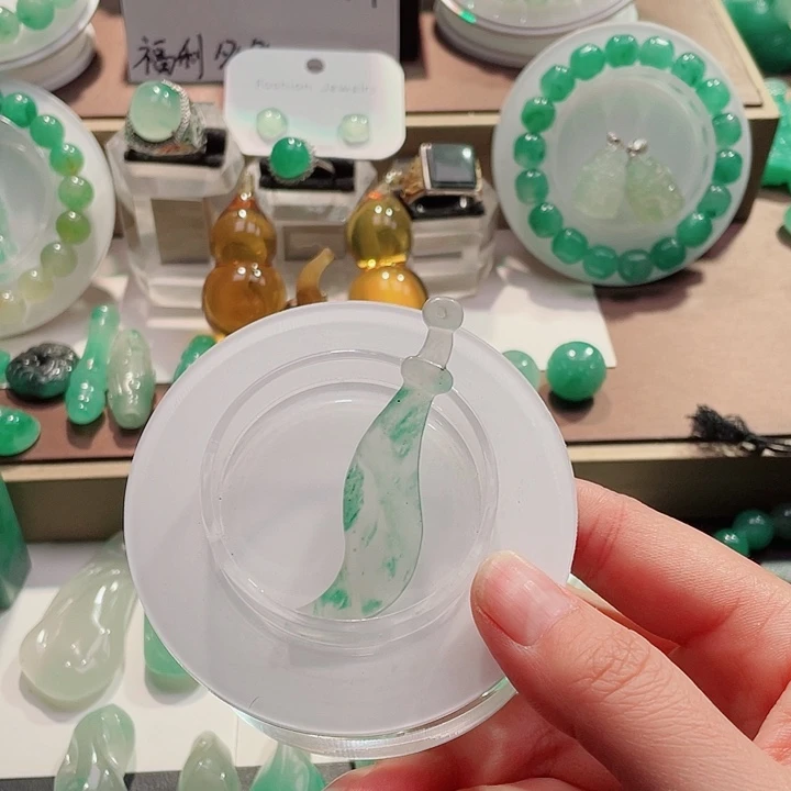 石英质玉未镶嵌吊坠