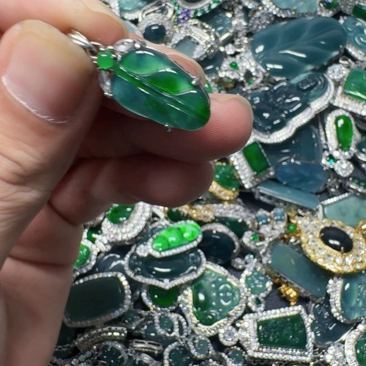 翡翠未镶嵌颈饰天然A货翡翠放漏