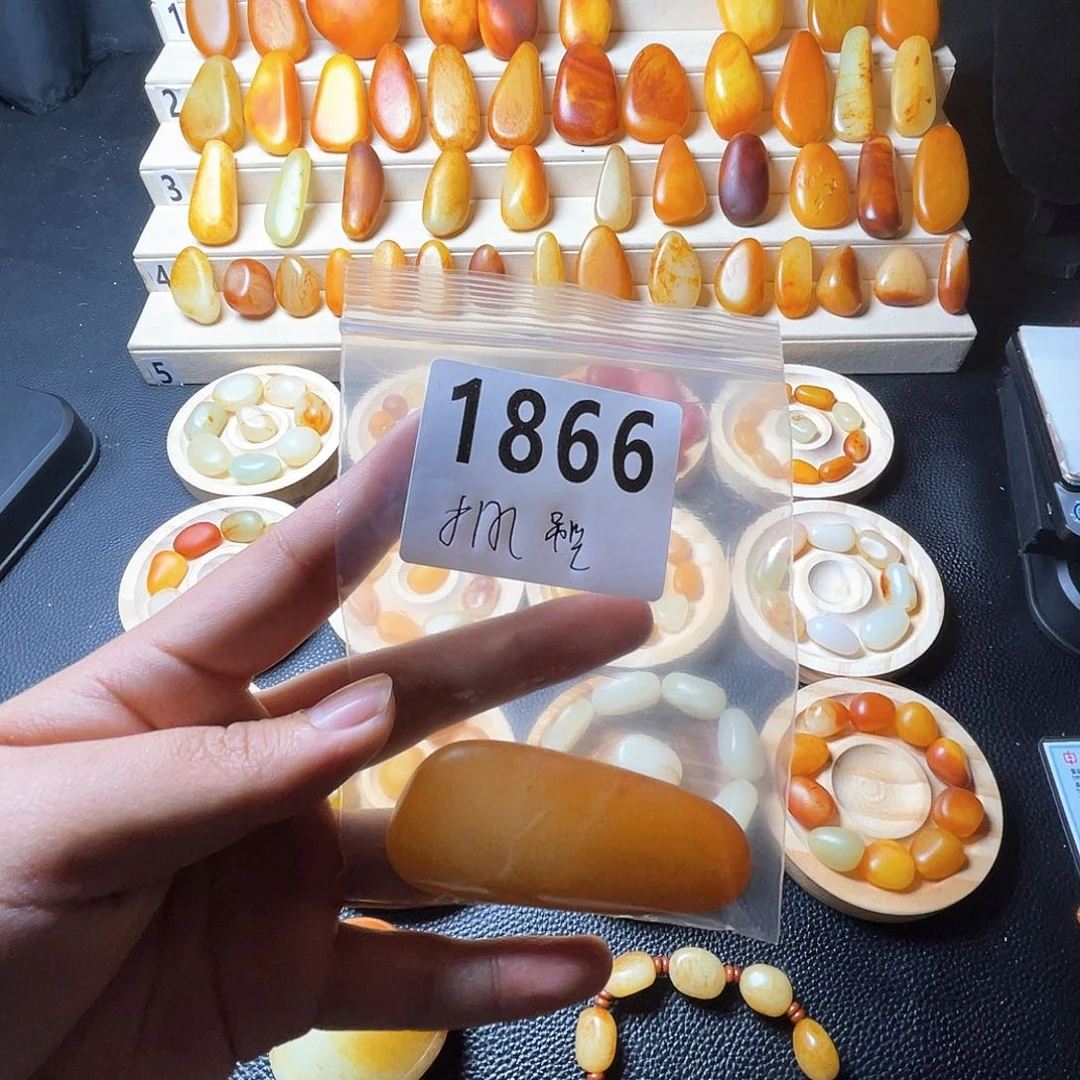 和田玉未镶嵌颈饰花****J