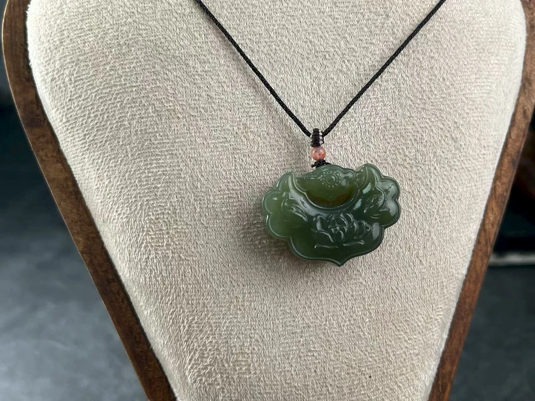 新疆和田玉 沙枣青如意锁吊坠多样性发一件
