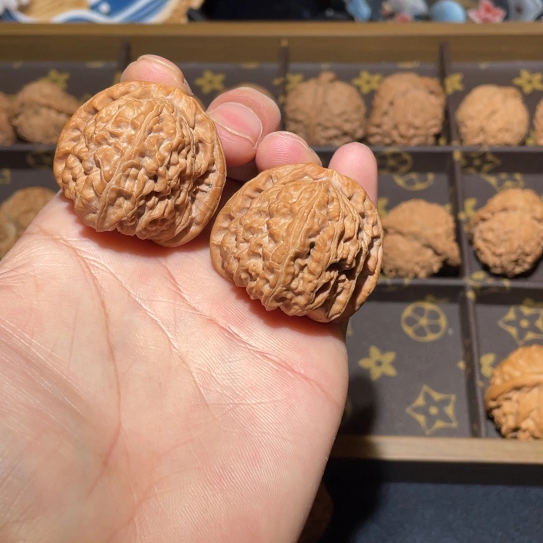 吊坠桃核白狮子 编号223