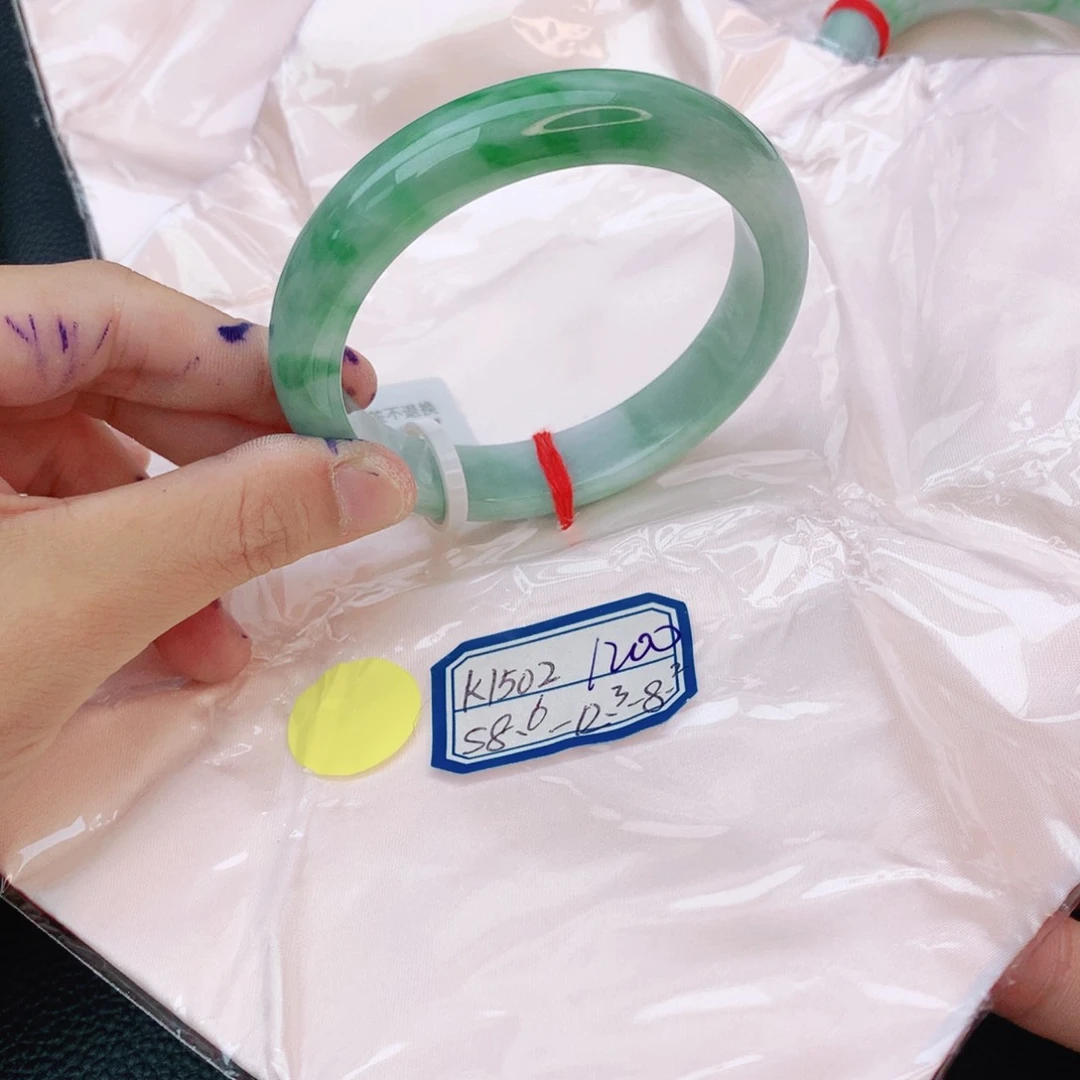 翡翠手镯未镶嵌翡翠