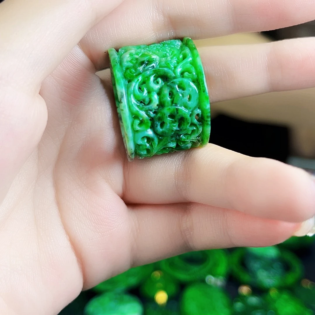 颈饰未镶嵌翡翠多样性