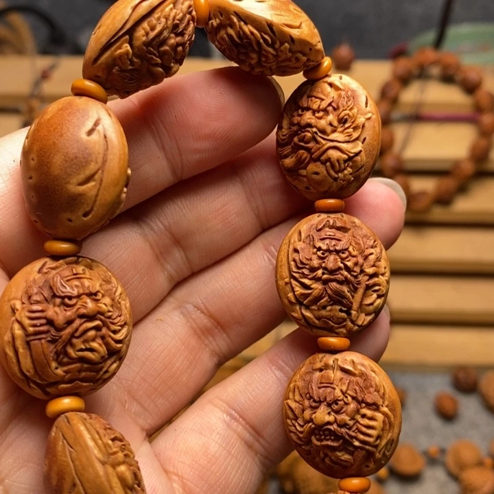 桃核雕刻钟馗手串