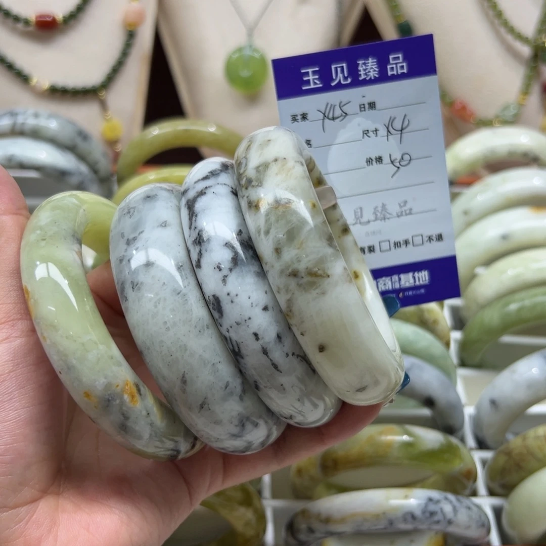 。***。蛇纹石玉未镶嵌手镯