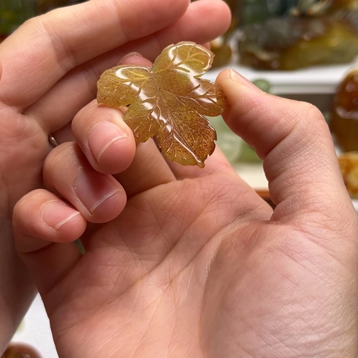 蛇纹石玉未镶嵌枫叶