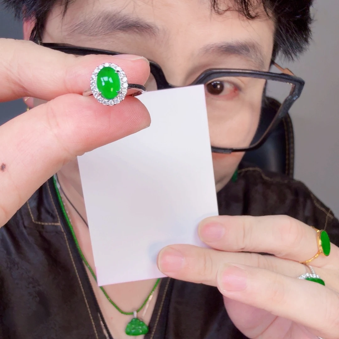 翡翠未镶嵌颈饰一件