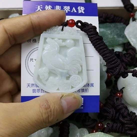 翡翠未镶嵌颈饰挂件