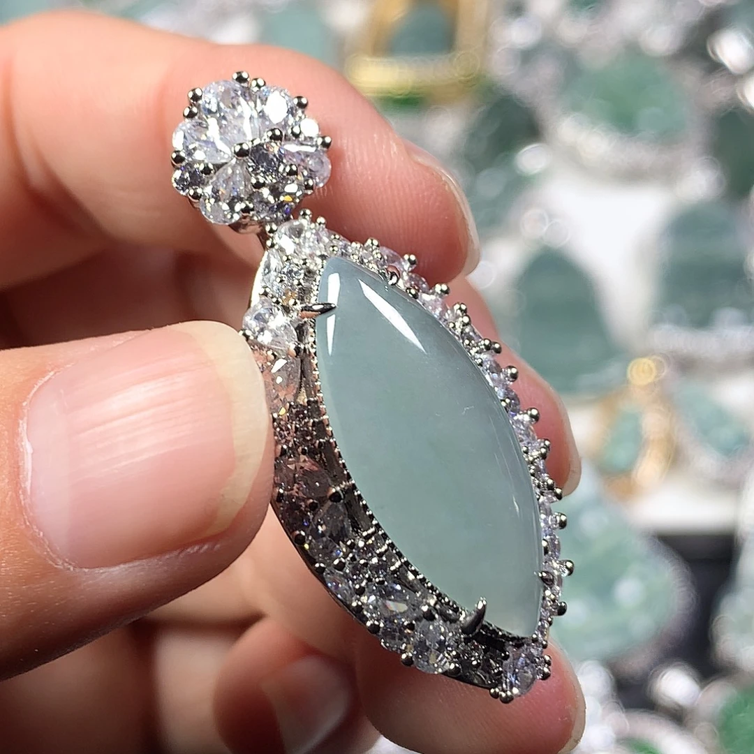 翡翠未镶嵌颈饰水滴