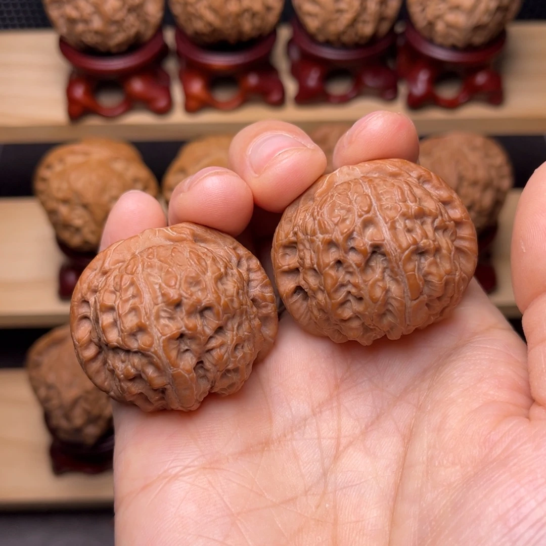 文玩核桃吊坠血麒麟