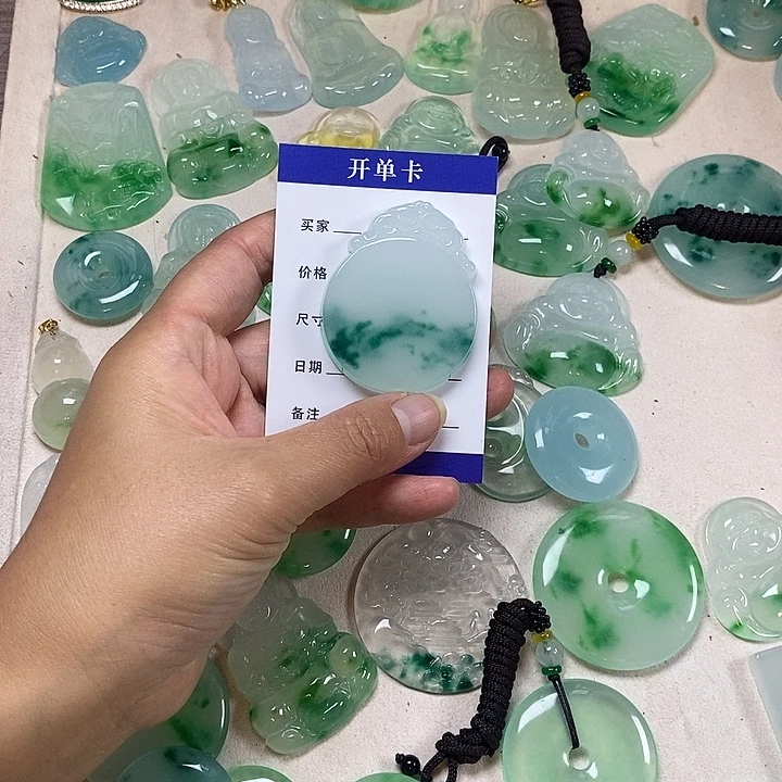 翡翠未镶嵌颈饰无事牌