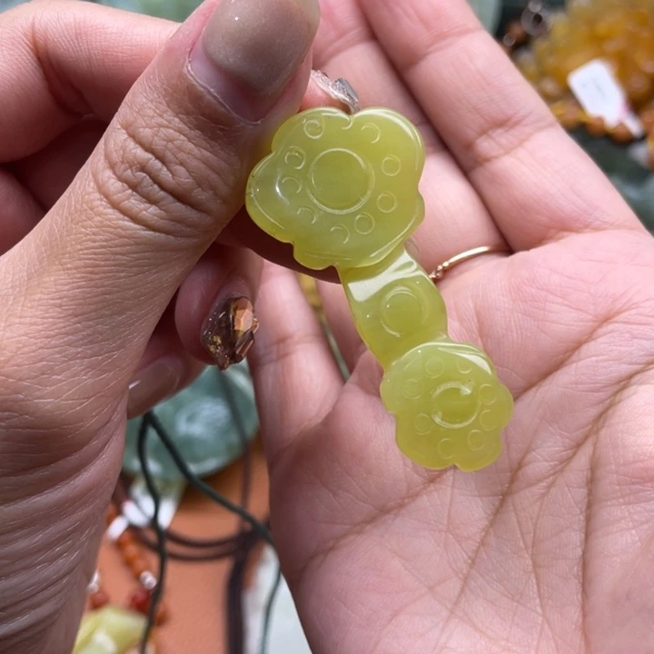 蛇纹石玉吊坠合金