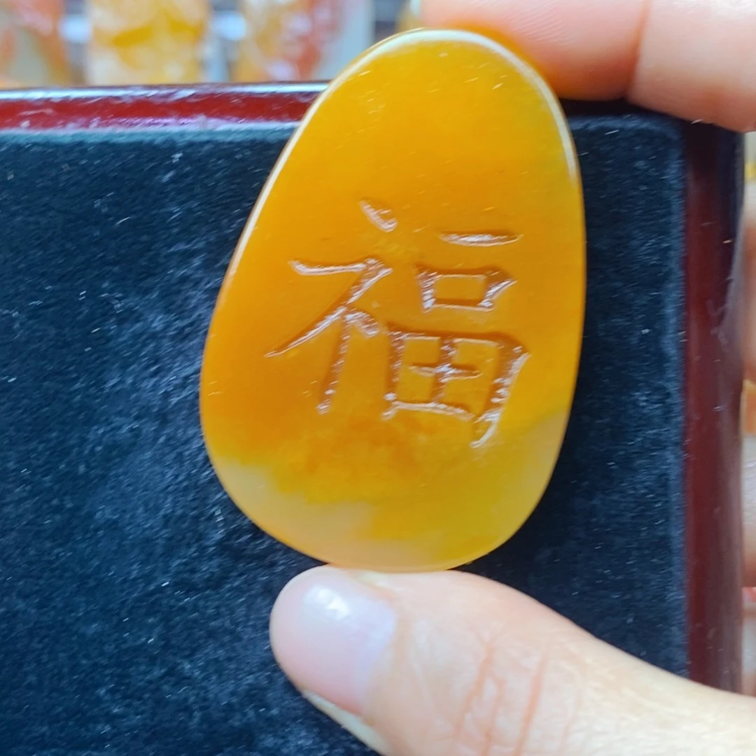 石英质玉（黄龙玉）未镶嵌颈饰