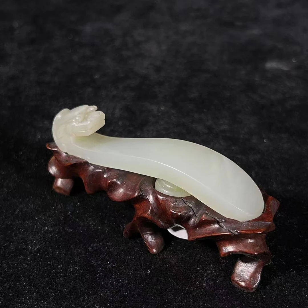 清 【4.1号预展】 207 和田玉雕龙首带钩