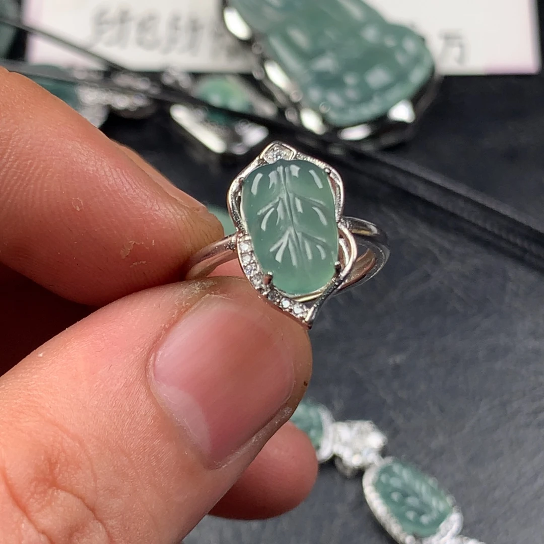 颈饰未镶嵌翡翠叶子戒指