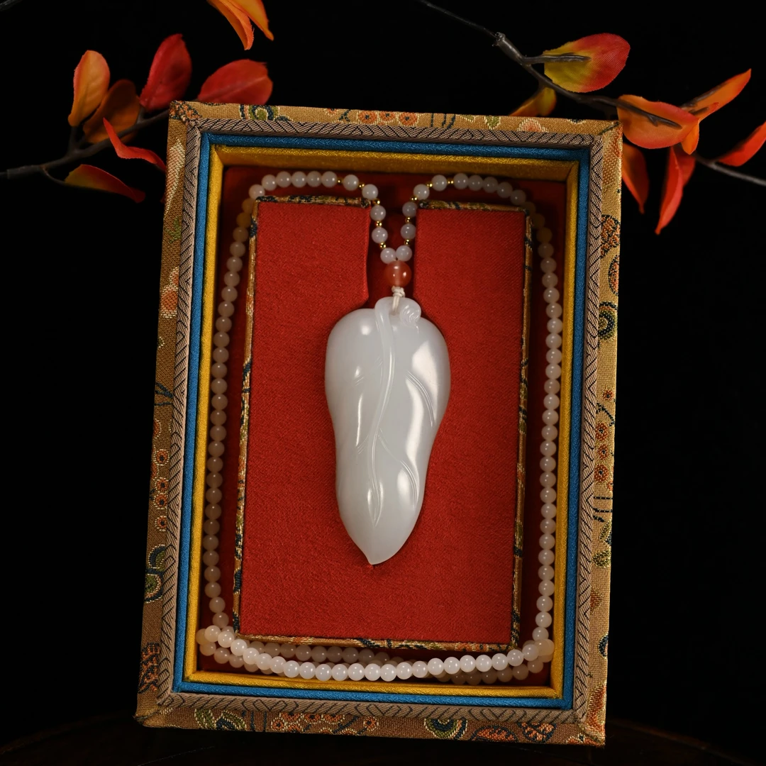 LOT8827 25YU109600和田玉白玉叶子挂件/匡时