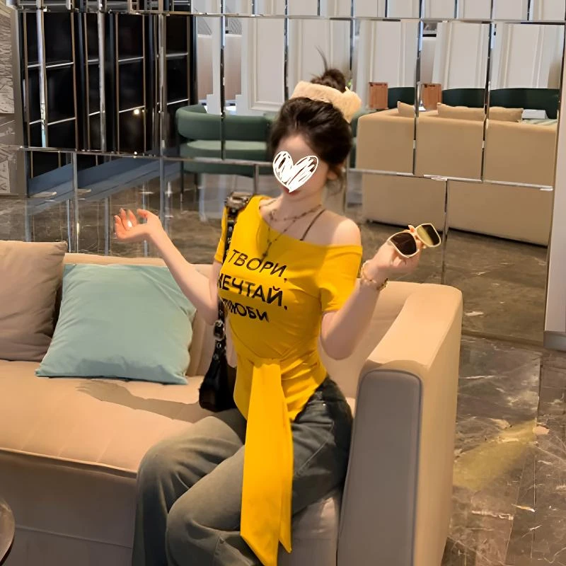 今年流行绑带黄色印花斜肩短袖女2025夏新修身显瘦设计感小众上衣