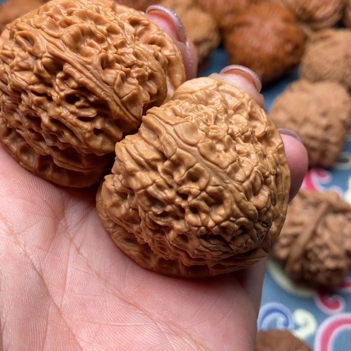 A***枫白狮子狮子头文玩核桃