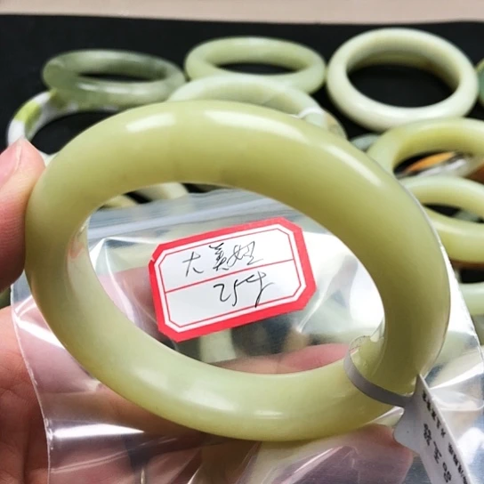 蛇纹石玉手镯未镶嵌大*妞