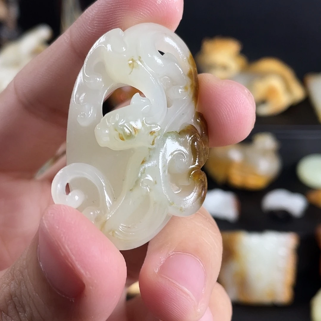 甜***夫和田玉未镶嵌颈饰