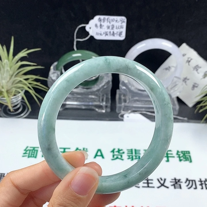 翡翠未镶嵌手镯74号。 59.3圈
