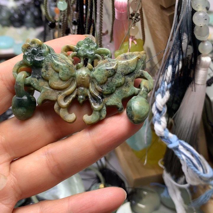 蛇纹石玉未镶嵌颈饰