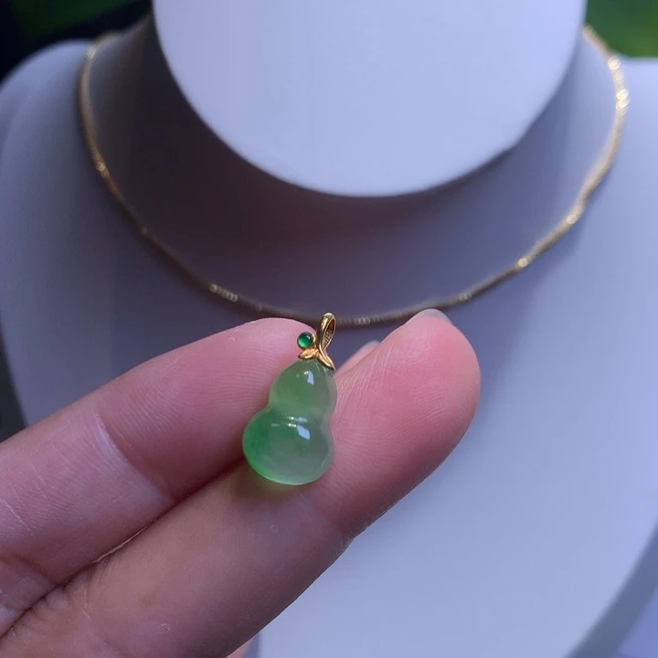 芍***灼18k镶嵌小绿冰葫芦