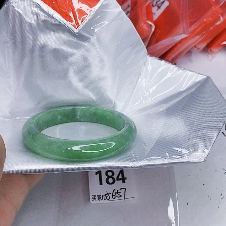 翡翠未镶嵌手镯一图一物实物为准（微瑕处理）