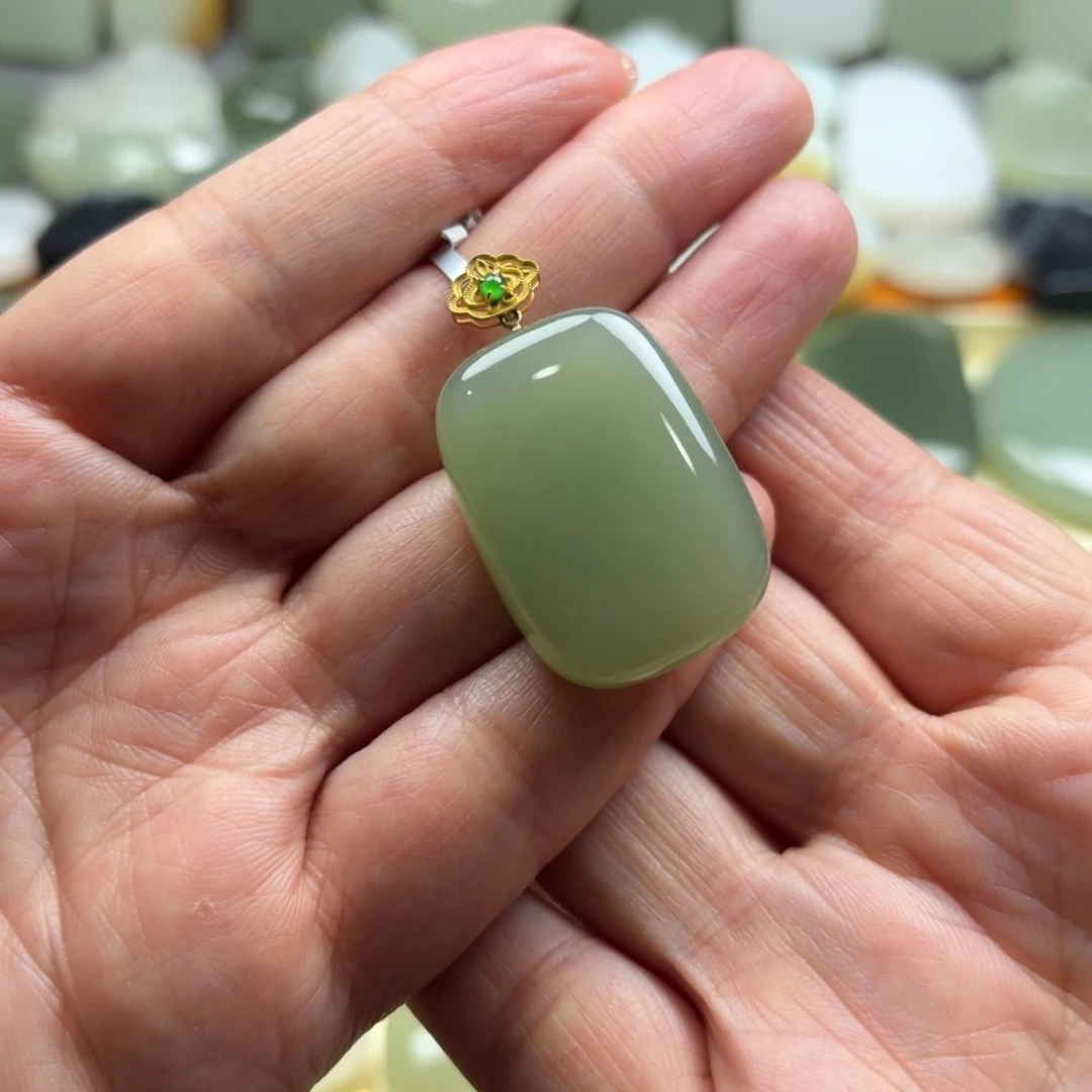 和田玉18K金镶嵌颈饰