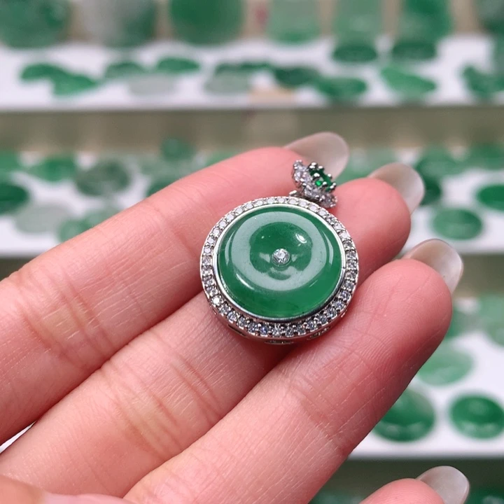 颈饰未镶嵌石英质玉