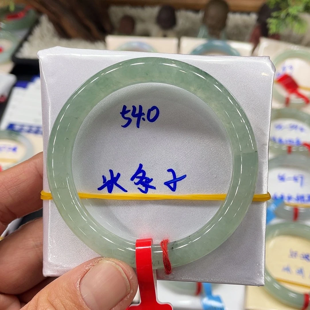 翡翠手镯未镶嵌翡翠