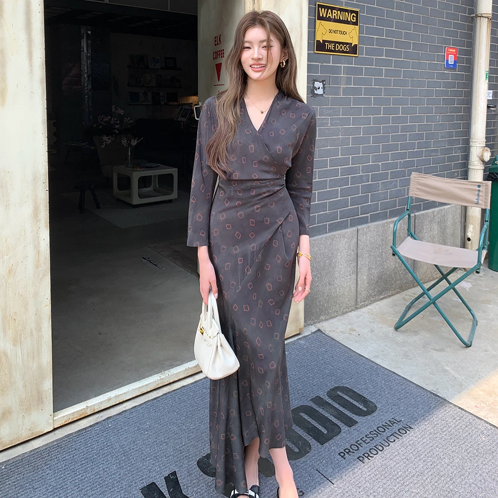 春夏新款气质优雅方格印花修身V领连衣裙女不规则收腰黑色长裙子