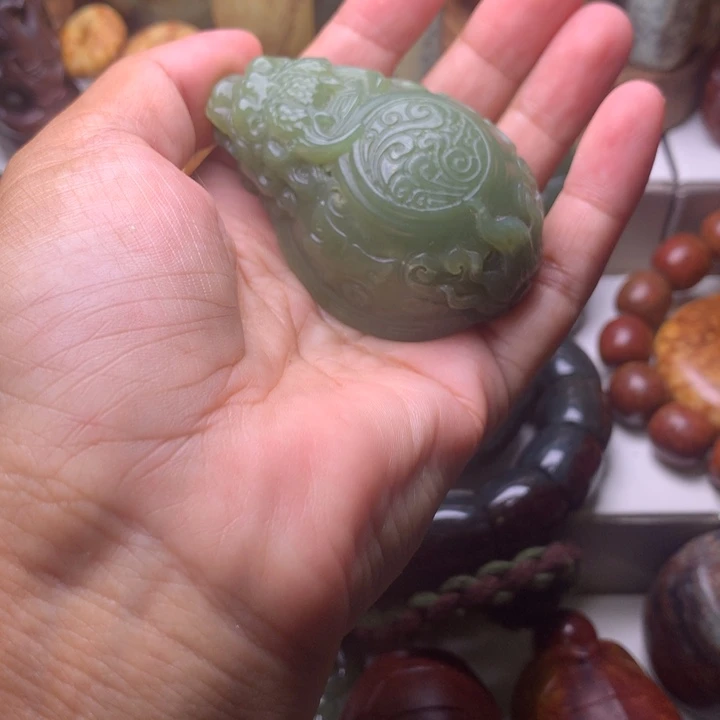 未镶嵌岫岩河磨玉（透闪石质玉）把件