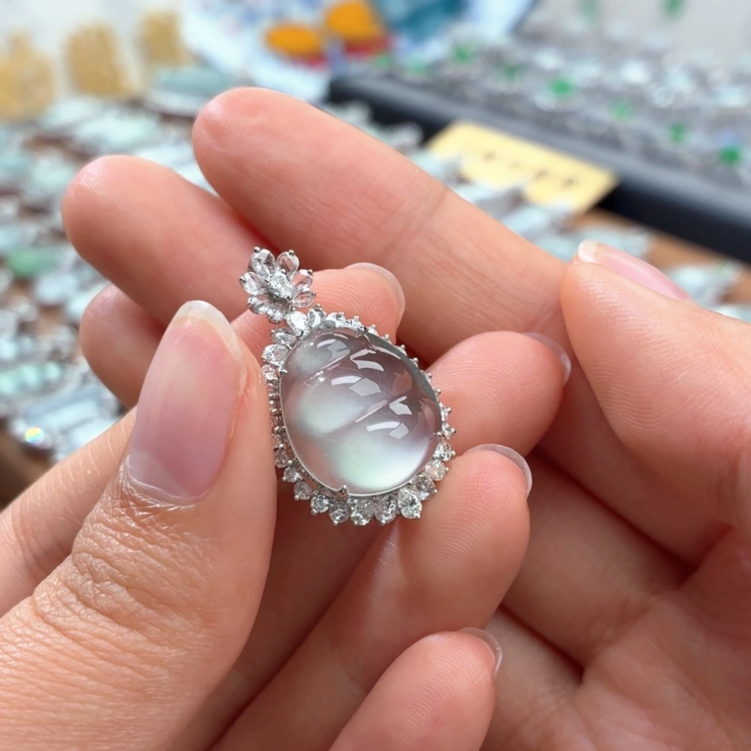 翡翠18K金镶嵌颈饰