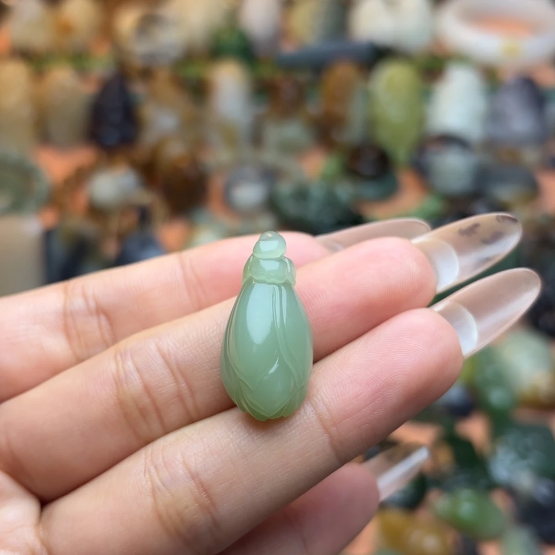 宛***然和田玉未镶嵌颈饰