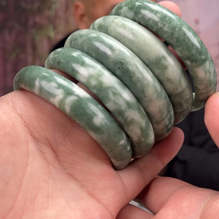 二***产蛇纹石玉未镶嵌手镯